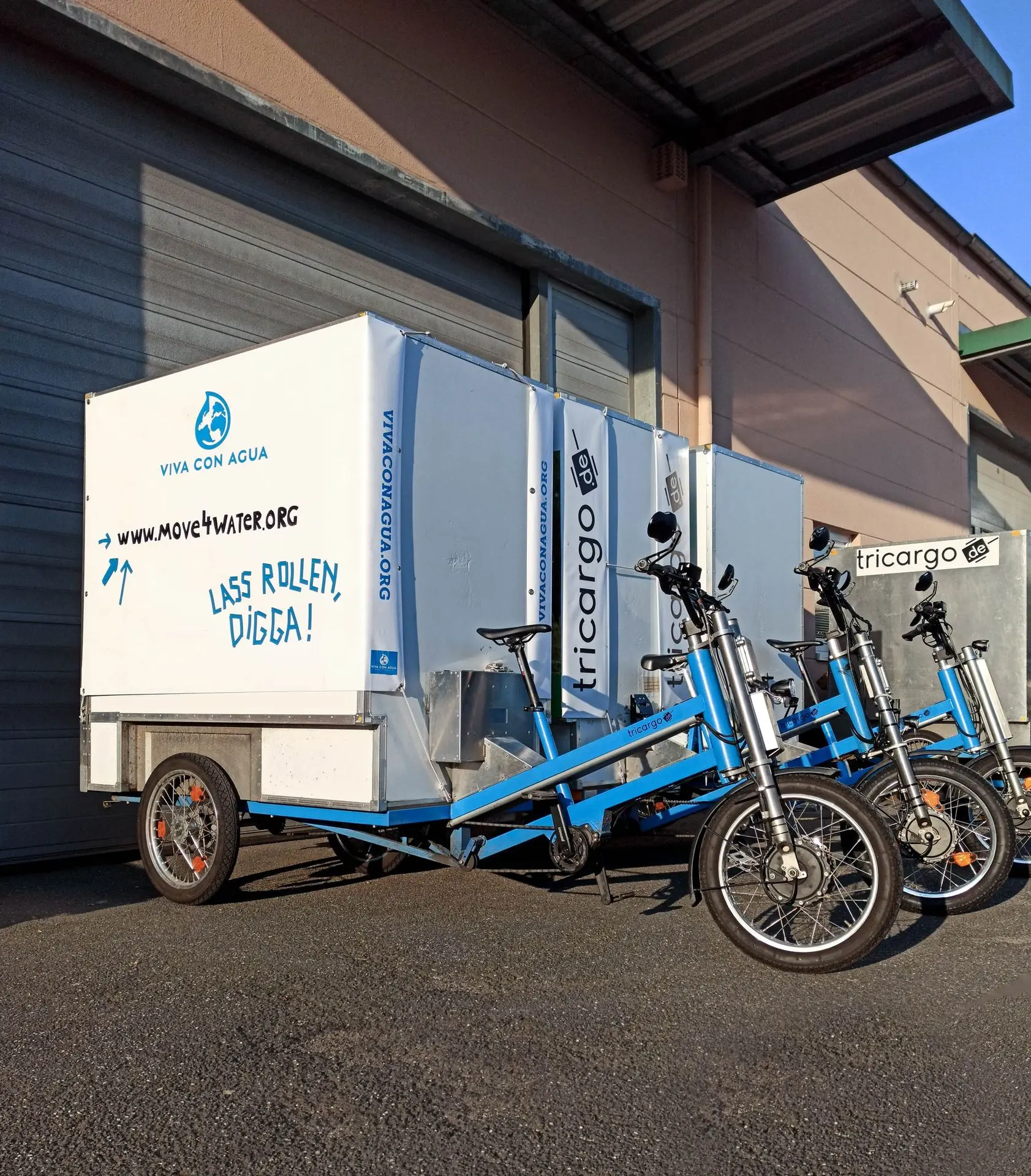 Lademeister mit Werbebanner für Viva con Agua Lademeister mit Werbebanner für Viva con Agua