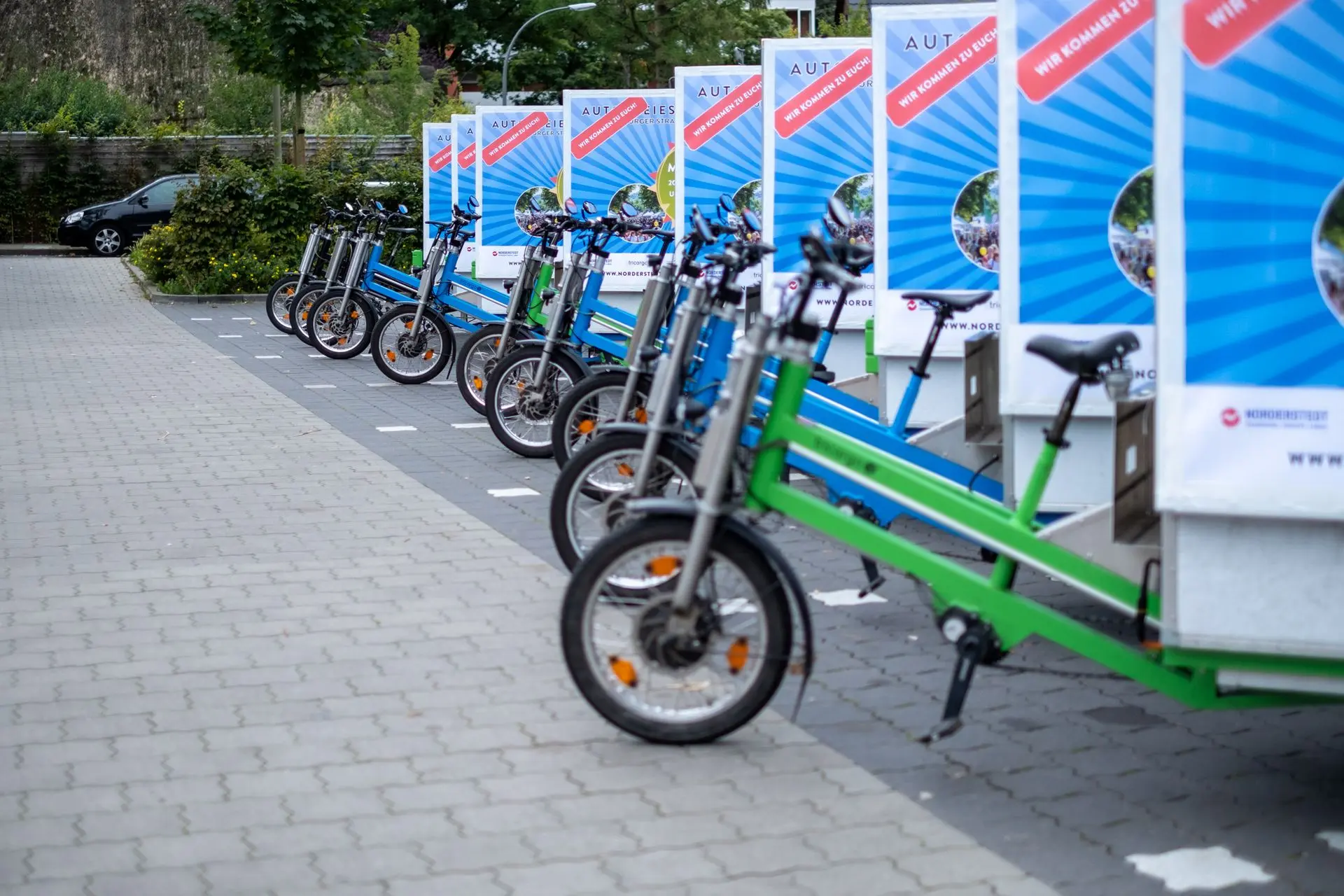 Transportrad-Flotte mit Bannern als Werbeflächen Transportrad-Flotte mit Bannern als Werbeflächen