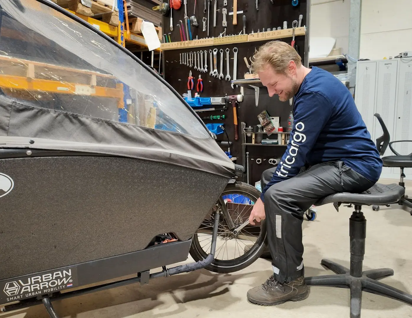 Mechaniker repariert E-Lastenrad in der tricargo Werkstatt